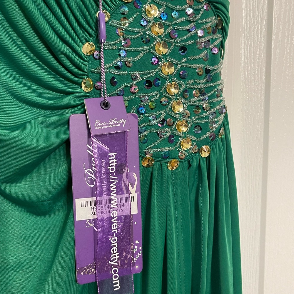 Elegant Green Evening Gown - Picture 4 of 9